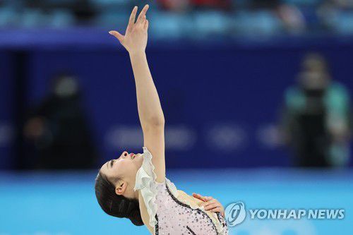 [올림픽] 유영의 '레미제라블' 피날레(베이징=연합뉴스) 홍해인 기자 = 유영이 17일 오후 중국 베이징 캐피털 실내경기장에서 열린 2022 베이징 동계올림픽 피겨스케이팅 여자 싱글 프리스케이팅에 출전해 영화 '레미제라블' 사운드트랙(OST) 음악에 맞춰 연기를 펼치며 오른손을 높이 들어 공중을 바라보며 피날레를 장식하고 있다. 2022.2.18 hihong@yna.co.kr