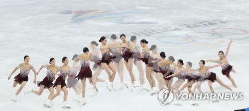 [올림픽] 트리플 악셀 시도하는 유영(베이징=연합뉴스) 김도훈 기자 = 17일 오후 중국 베이징 캐피털 실내경기장에서 열린 2022 베이징 동계올림픽 피겨스케이팅 여자 싱글 프리스케이팅에 출전한 유영이 트리플 악셀을 시도하고 있다.      유영은 총점 213.09점을 기록해 6위를 기록했다. 사진은 레이어합성. 2022.2.18 superdoo82@yna.co.kr