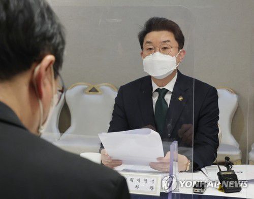 이억원 차관, 물가관계차관회의 주재(서울=연합뉴스) 김승두 기자 = 이억원 기획재정부 1차관이 18일 정부서울청사에서 제5차 물가관계차관회의를 주재하고 있다. 2022.2.18 kimsdoo@yna.co.kr