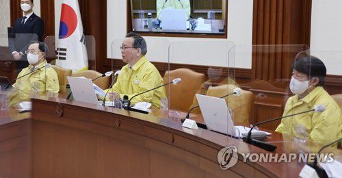 코로나19 대응 중앙재난안전대책본부 회의(서울=연합뉴스) 김승두 기자 = 김부겸 국무총리가 18일 정부서울청사에서 열린 코로나19 대응 중앙재난안전대책본부 회의를 주재하고 있다. 2022.2.18 kimsdoo@yna.co.kr