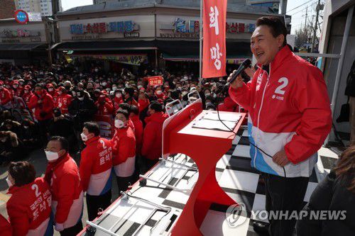 상주 찾아 유세하는 윤석열(상준=연합뉴스) 이정훈 기자 = 국민의힘 윤석열 대선 후보가 18일 오전 경북 상주시 풍물시장에서 열린 "대한민국 농업의 수도 상주의 힘! 내일을 바꾸는 대통령!" 상주 유세에서 발언하고 있다. 2022.2.18 uwg806@yna.co.kr