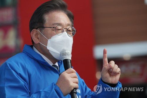 순천에서 지지호소하는 이재명 대선후보(순천=연합뉴스) 백승렬 기자 = 더불어민주당 이재명 대선후보가 18일 오전 전남 순천시 순천 연향패션거리에서 열린 '약무호남 시무국가' 순천 유세에서 지지를 호소하고 있다. 2022.2.18 [공동취재] srbaek@yna.co.kr