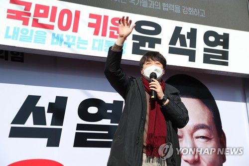 대구 칠성시장에서 지지 호소하는 이준석(대구=연합뉴스) 김현태 기자 = 국민의힘 이준석 대표가 18일 대구 북구 칠성시장에서 윤석열 후보에 대한 지지를 호소하고 있다. 2022.2.18 mtkht@yna.co.kr