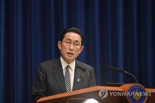 '3월부터 입국 규제 완화' 발표하는 기시다 일본 총리(도쿄 AP=연합뉴스) 기시다 후미오 일본 총리가 17일 도쿄 총리관저에서 기자회견을 열어 입국 및 검역 규제를 완화하는 내용의 신종 코로나바이러스 감염증(코로나19) 대응 방침을 발표하고 있다. 일본 정부는 다음 달부터 관광을 제외한 외국인 신규 입국을 하루 5천 명까지 허용하고, 입국 후 격리 기간도 원칙적으로 3일로 단축하기로 했다. 2022.2.17 leekm@yna.co.kr