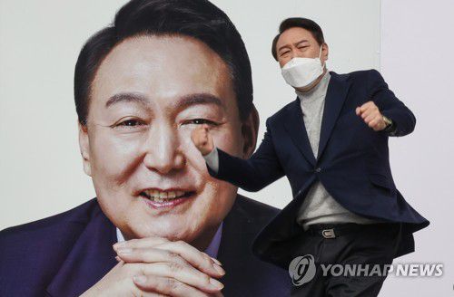 윤석열의 어퍼컷(김해=연합뉴스) 이정훈 기자 = 국민의힘 윤석열 대선 후보가 19일 오후 경남 김해시 김수로왕릉 앞 광장에서 유세한 뒤 어퍼컷 세리머니를 하고 있다. 2022.2.19 [공동취재] uwg806@yna.co.kr