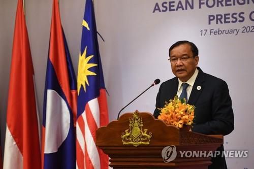 '아세안 외교장관 리트리트' 취재진에게 설명 중인 쁘락 소콘 캄보디아 외교장관  [AFP 연합뉴스 자료사진. 재판매 및 DB 금지]