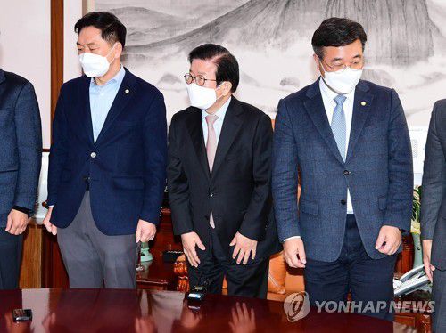 자리에 앉는 여야 원내대표(서울=연합뉴스) 백승렬 기자 = 더불어민주당 윤호중 원내대표(오른쪽)와 국민의힘 김기현 원내대표(왼쪽)가 21일 여의도 국회의장실에서 박병석 국회의장 주재로 열린 추경안 처리 여야 원내대표 회동에서 기념촬영을 한 뒤 자리에 앉고 있다. 2022.2.21 [국회사진기자단] srbaek@yna.co.kr