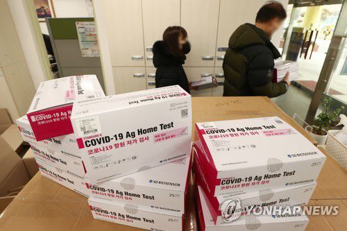 오늘부터 유치원·학교 자가검사키트 무료 배포(서울=연합뉴스) 진연수 기자 = 21일 서울 종로구 중부교육지원청에서 관내 유치원 및 학교 관계자가 코로나19 자가검사키트를 수령해 가고 있다. 교육부는 코로나19 오미크론 변이의 확산세에 대비하고자 유치원· 초·중·고등학교 학생과 교직원을 대상으로 신속항원검사 키트를 지급하고 등교 전 각각 주 2회, 주 1회씩 선제 검사를 받을 것을 적극적으로 권고했다. 2022.2.21 jin90@yna.co.kr