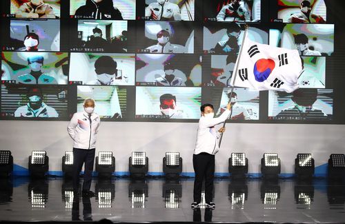 베이징패럴림픽 대한민국 선수단 결단식 단기 수여식22일 오후 대한장애인체육회 이천선수촌에서 열린 2022 베이징 동계패럴림픽대회 대한민국선수단 결단식에서 윤경선 선수단장(오른쪽)이 단기를 흔들고 있다. 왼쪽은 주원홍 대한장애인체육회 부회장. [대한장애인체육회 제공. 재판매 및 DB 금지]