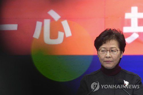 (AP=연합뉴스) 캐리 람 홍콩 행정장관이 22일 전 시민 대상 코로나19 강제 검사 계획을 발표하는 모습.