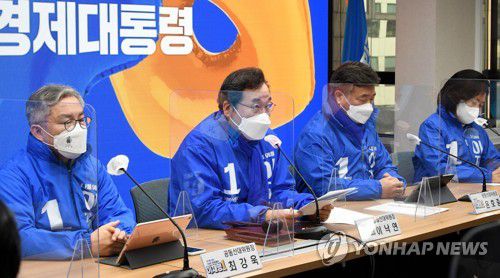 발언하는 이낙연(서울=연합뉴스) 이정훈 기자 = 더불어민주당 이낙연 총괄선대위원장이 21일 오전 서울 여의도 당사에서 열린 중앙선거대책위원회의에서 발언하고 있다. 2022.2.21 [국회사진기자단] uwg806@yna.co.kr