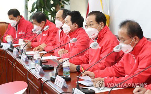 권영세, 선대본 전체회의 발언(서울=연합뉴스) 이정훈 기자 = 국민의힘 권영세 선거대책본부장이 21일 오전 국회에서 열린 선거대책본부 전체회의에서 발언하고 있다. 2022.2.21 [국회사진기자단] uwg806@yna.co.kr