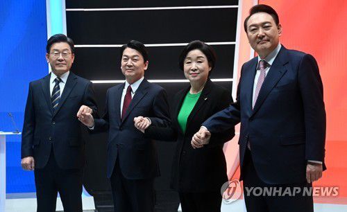 방송토론 앞서 포즈 취하는 대선 후보들(서울=연합뉴스) 이정훈 기자 = 21일 오후 서울 마포구 MBC 미디어센터 공개홀에서 열린 중앙선거방송토론위원회 주관 제20대 대통령선거 후보 초청 1차 토론회에 앞서 대선 후보들이 기념촬영을 하고 있다.     왼쪽부터 더불어민주당 이재명 대선 후보, 국민의당 안철수 대선 후보, 정의당 심상정 대선 후보, 국민의힘 윤석열 대선 후보. 2022.2.21 [공동취재] srbaek@yna.co.kr