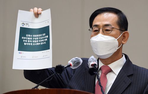 조재연 대법관, 대장동 '그분' 의혹 입장 표명(서울=연합뉴스) 류영석 기자 = 대장동 개발 특혜·로비 관련 녹취록 속에 등장하는 '그분'으로 지목된 조재연 대법관이 23일 오후 서울 서초구 대법원에서 열린 기자회견에서 입장 발표를 하고 있다. 이날 조 대법관은 '그분' 관련 의혹을 전면 부인했다. 2022.2.23 [공동취재] ondol@yna.co.kr