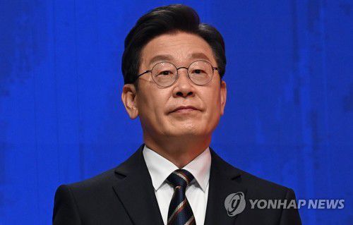 토론 준비하는 이재명 대선후보더불어민주당 이재명 대선후보가 지난 21일 오후 서울 마포구 MBC 미디어센터 공개홀에서 열린 중앙선거방송토론위원회 주관 제20대 대통령선거 후보 초청 1차 토론회에서 토론을 준비하고 있다. [공동취재]