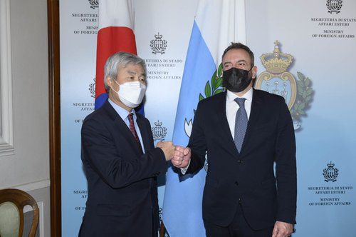 한국-산마리노 수교 20주년 기념행사(로마=연합뉴스) 권희석 주이탈리아 대사가 작년 12월 14일(현지시간) 산마리노에서 개최된 한국-산마리노 수교 20주년 기념행사에서 루카 베케리 산마리노 외교장관과 주먹 인사를 하는 모습. [주이탈리아 한국대사관 제공. 재판매 및 DB 금지]. photo@yna.co.kr