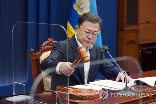 문재인 대통령이 22일 청와대 여민관에서 열린 영상 국무회의에서 개의 선언을 하고 있다. [연합뉴스 자료사진]