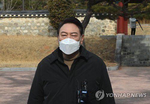 취재진 질문에 답하는 윤석열(정읍=연합뉴스) 이정훈 기자 = 국민의힘 윤석열 대선후보가 23일 오전 전북 정읍시 동학농민혁명운동 기념관을 찾아 구민사 참배를 마친 뒤 취재진 질문에 답하고 있다. 2022.2.23 [공동취재] uwg806@yna.co.kr