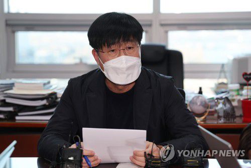 긴급 기자회견하는 이태규 총괄선대본부장(서울=연합뉴스) 하사헌 기자 = 국민의당 이태규 총괄선대본부장이 23일 국회 의원회관에서 '이달 초 안철수 대선 후보의 사퇴를 조건으로 국민의힘 이준석 대표로부터 합당 제안을 받았다'는 내용의 긴급 기자회견을 갖고 있다. 2022.2.23 [공동취재] toadboy@yna.co.kr