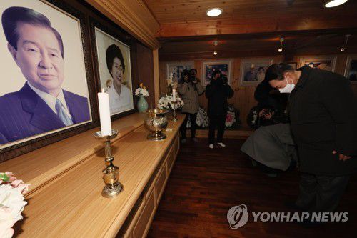 DJ생가 찾은 윤석열(신안=연합뉴스) 이정훈 기자 = 국민의힘 윤석열 대선 후보가 23일 오후 전남 신안군 하의도 김대중 전 대통령 생가를 방문해 참배하고 있다. 2022.2.23 uwg806@yna.co.kr