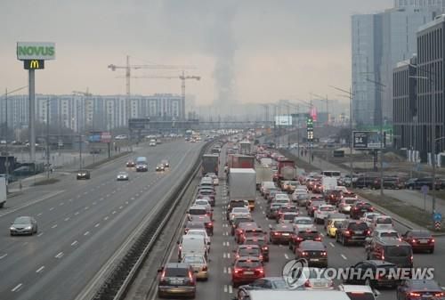 24일 우크라이나 수도 키예프를 탈출하려는 차량 행렬[EPA 연합뉴스 자료사진. DB 및 재판매 금지]