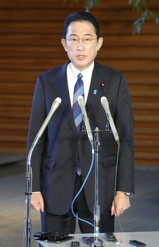 우크라이나 정세 관련 언급하는 기시다(도쿄 교도=연합뉴스) 기시다 후미오(岸田文雄) 일본 총리가 24일 낮 12시 49분께 일본 총리관저에서 기자들을 만나 우크라이나 정세에 관해 발언하고 있다.