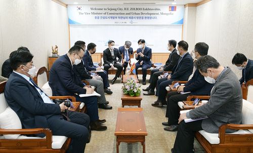 대화하는 세종시장과 몽골 건설도시개발부 차관[세종시 제공. 재판매 및 DB 금지]