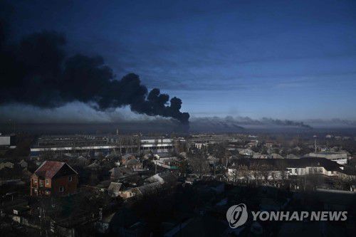 러, 동·남·북 3면으로 공격…지상군 진입(종합2보)(AFP = 연합뉴스 자료사진) 2022년 2월 24일 하르키우 인근 추기예프 군공항에서 검은 연기가 피어오르고 있다.