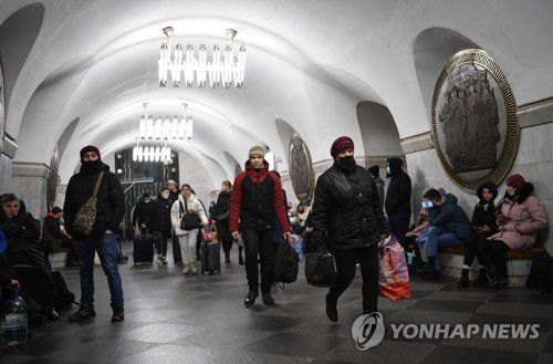 24일 아침 키예프 지하철역으로 대피한 시민들.(키예프 AFP=연합뉴스) 24일(현지시간) 우크라이나 수도 키예프에서 공습 사이렌이 울리면서 시민들이 지하철역 안으로 대피하고 있다. 2022.02.24. photo@yna.co.kr