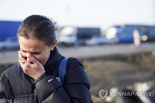 2022년 2월 24일 국경을 넘어 우크라이나에서 폴란드로 피신한 미국 국적 여성이 직후 울음을 터뜨리고 있다. [로이터 연합뉴스자료사진, 재판매 및 DB 금지]