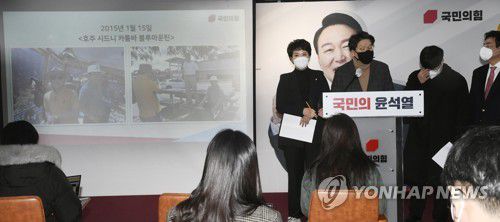 눈물 흘리는 고 김문기 개발처장 장남(서울=연합뉴스) 하사헌 기자 = 국민의힘 권성동 의원과 김은혜 공보단장이 23일 서울 여의도 당사에서 ‘고 김문기 성남도시개발공사 개발처장 유족’관련 기자회견을 열었다. 기자회견 도중 고 김문기처장의 장남(오른쪽두번째)이 눈물을 흘리고 있다. 2022.2.23 [공동취재] toadboy@yna.co.kr