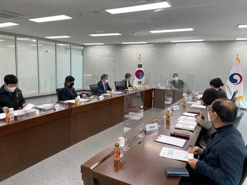 박범계 법무부 장관, 아프간 특별기여자 합동지원단 방문(서울=연합뉴스) 박범계 법무부 장관이 지난 23일 서울 강서구 남부 출입국·외국인 사무소의 아프가니스탄 특별기여자 정부 합동지원단을 방문해 업무보고를 받고 있다. 2022.2.24     [법무부 제공. 재판매 및 DB 금지] photo@yna.co.kr