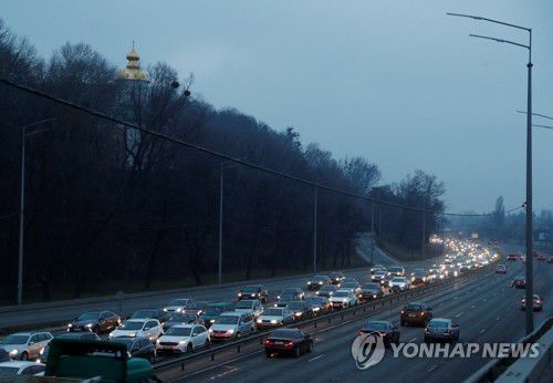러시아 침공에 피란 차량 들어찬 우크라 키예프 도로(키예프 로이터=연합뉴스) 러시아가 우크라이나에 대한 군사작전을 개시한 24일(현지시간) 우크라이나 수도 키예프를 빠져나가려는 차량이 한쪽 도로를 꽉 메우고 있다. 2022.2.24 leekm@yna.co.kr