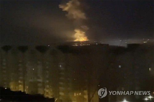 러시아 침공 개시 후 우크라 키예프 인근서 치솟는 불길(키예프 AP=연합뉴스) 러시아가 우크라이나 침공을 개시한 24일(현지시간) 우크라이나 수도 키예프의 드네프르 강 인근 지역에서 불길이 치솟고 있다. [제3자 제공. 재판매 및 DB 금지]. 2022.2.24 leekm@yna.co.kr