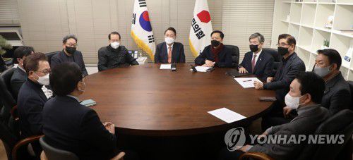 국민의힘 우크라이나 사태 관련 긴급대책회의(서울=연합뉴스) 이정훈 기자 = 국민의힘 윤석열 대선 후보가 24일 오후 서울 여의도 중앙당사에서 열린 우크라이나 사태 관련 긴급대책회의에서 발언하고 있다. 2022.2.24 [국회사진기자단] uwg806@yna.co.kr