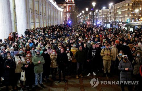 우크라 침공 항의하는 러시아 상트페테르부르크 시민들(상트페테르부르크 로이터=연합뉴스) 24일(현지시간) 러시아 제2의 도시 상트페테르부르크에서 시민들이 자국의 우크라이나 침공을 항의하는 반전 시위를 벌이고 있다. AFP 통신은 이날 러시아 당국이 전국 51개 도시에서 반전 시위를 벌인 약 1천400명을 체포했다고 전했다. 2022.2.25 sungok@yna.co.kr