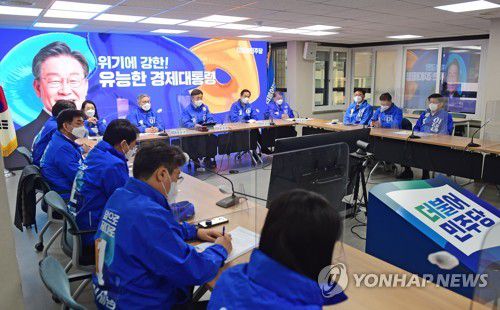 더불어민주당 중앙선거대책위원회의(서울=연합뉴스) 하사헌 기자 = 더불어민주당 중앙선거대책위원회의가 25일 서울 여의도 당사에서 윤호중 원내대표 주재로 열리고 있다. 2022.2.25 [국회사진기자단] toadboy@yna.co.kr