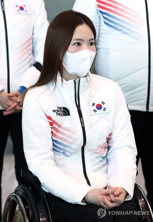 베이징 패럴림픽 한국 기수 백혜진(영종도=연합뉴스) 이지은 기자 = 2022 베이징 동계패럴림픽 대한민국 선수단 기수인 컬링의 백혜진이 25일 오전 인천공항에서 출국 전 기념촬영을 하고 있다. 2022.2.25 jieunlee@yna.co.kr