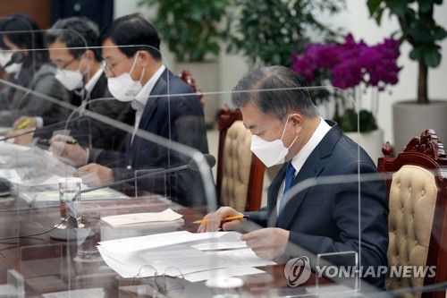 에너지 공급망 현안보고 회의 주재하는 문재인 대통령(서울=연합뉴스) 문재인 대통령이 25일 오전 청와대 여민관 소회의실에서 열린 글로벌 에너지 공급망 현안 점검회의에서 문승욱 산업통상자원부 장관으로부터 보고 받고 있다. 2022.2.25 [청와대 제공. 재판매 및 DB금지] jeong@yna.co.kr