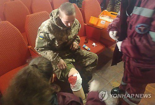 우크라이나 동부에서 부상한 우크라이나군 육군병사[타스 연합뉴스 자료사진. DB 및 재판매 금지]