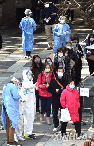 (신화=연합뉴스) 지난 24일 홍콩의 코로나19 검사 대기 줄. 2022.2.25.