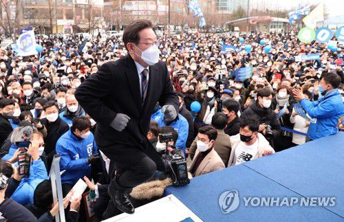 고양 유세장에 도착하는 이재명 대선후보(고양=연합뉴스) 백승렬 기자 = 더불어민주당 이재명 대선후보가 26일 경기도 고양시 일산문화공원에서 열린 '고양의 수도권 서북부 경제 중심지 도약을 위해!' 고양 집중 유세장에 도착하고 있다. 2022.2.26 srbaek@yna.co.kr