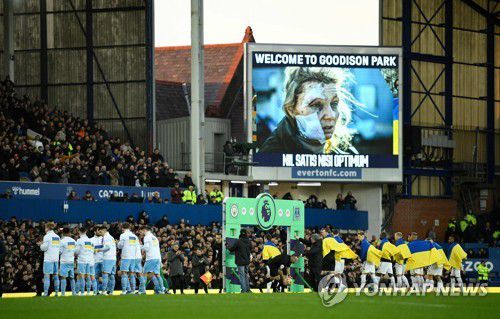 러시아의 침공으로 다친 우크라이나 여성을 통해 전쟁의 참상을 전한 에버턴 구단  [AFP=연합뉴스]