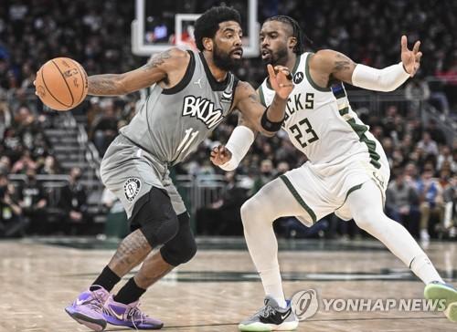 밀워키와 경기에서 돌파를 시도하는 브루클린 어빙(왼쪽)[로이터=연합뉴스] Mandatory Credit: Benny Sieu-USA TODAY Sports