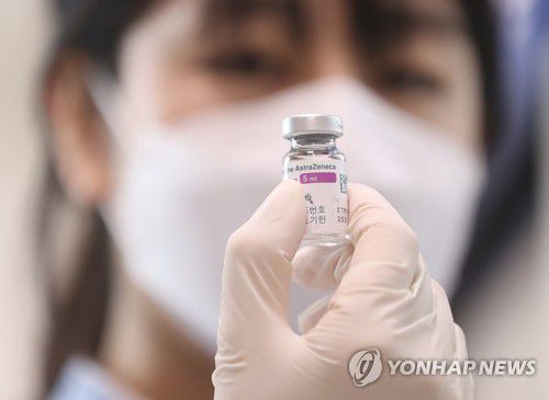 백신 샘플 들어 보이는 관계자(서울=연합뉴스) 김도훈 기자 = 예방접종센터 조제실에서 한 관계자가 이날 시연에 사용하는 백신 샘플을 들어 보이고 있다. 2021.3.15 superdoo82@yna.co.kr