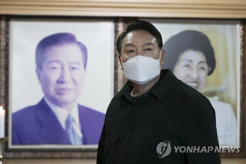 DJ생가 찾아 참배한 윤석열(신안=연합뉴스) 이정훈 기자 = 국민의힘 윤석열 대선 후보가 23일 오후 전남 신안군 하의도 김대중 전 대통령 생가를 방문해 참배한 뒤 돌아서고 있다. 2022.2.23 [공동취재] uwg806@yna.co.kr