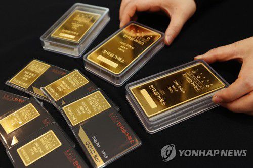 안전자산 금값 상승세(서울=연합뉴스) 진연수 기자 = 러시아의 우크라이나 침공으로 전쟁 발발 충격이 세계 금융시장을 덮치면서 안전자산으로 평가되는 금 가격이 온스당 1천928.33달러(약 232만원)로 1% 상승했다. 사진은 25일 서울 종로구 한국금거래소에 진열된 골드바. 2022.2.25 jin90@yna.co.kr
