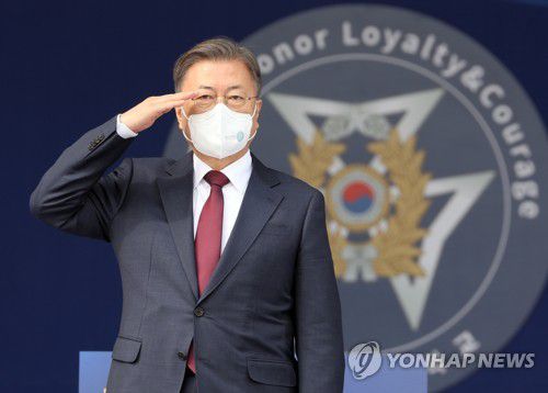 거수경례 하는 문재인 대통령(영천=연합뉴스) 안정원 기자 = 문재인 대통령이 28일 경북 영천시 육군3사관학교에서 열린 제57기 졸업 및 임관식에서 졸업생도들의 경례에 거수경례로 답하고 있다. 2022.2.28 jeong@yna.co.kr