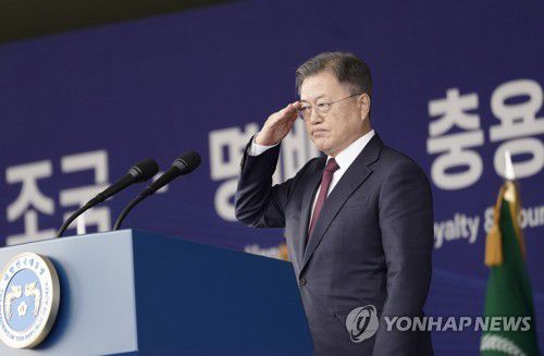 거수경례 하는 문재인 대통령(영천=연합뉴스) 안정원 기자 = 문재인 대통령이 28일 경북 영천시 육군3사관학교에서 열린 제57기 졸업 및 임관식에서 졸업생도들의 경례에 거수경례로 답하고 있다. 2022.2.28 jeong@yna.co.kr