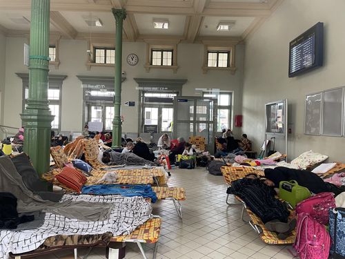 프셰미실 중앙역의 임시 피란민 수용소(프셰미실[폴란드]=연합뉴스) 이율 특파원 = 폴라드 접경도시 프셰미실 중앙역에 차려진 피란민수용소에서 휴식을 취하는 우크라이나 피란민들. 2022.02.28